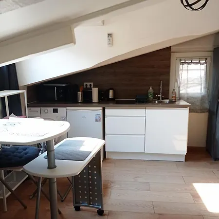 Dernier Etage Vieux Centre アパート